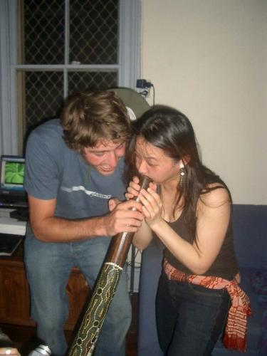 Greg en plein cours de didgeridoo avec Irene