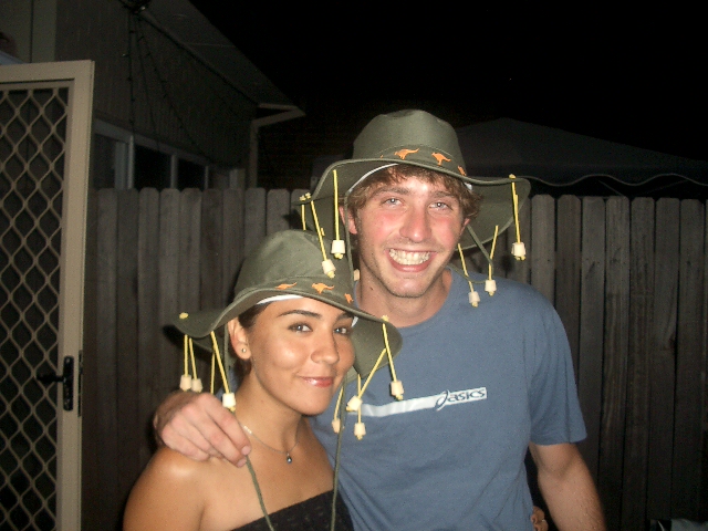 Greg&Jen with their new aussie hats/avec leurs chapeaux Australiens 